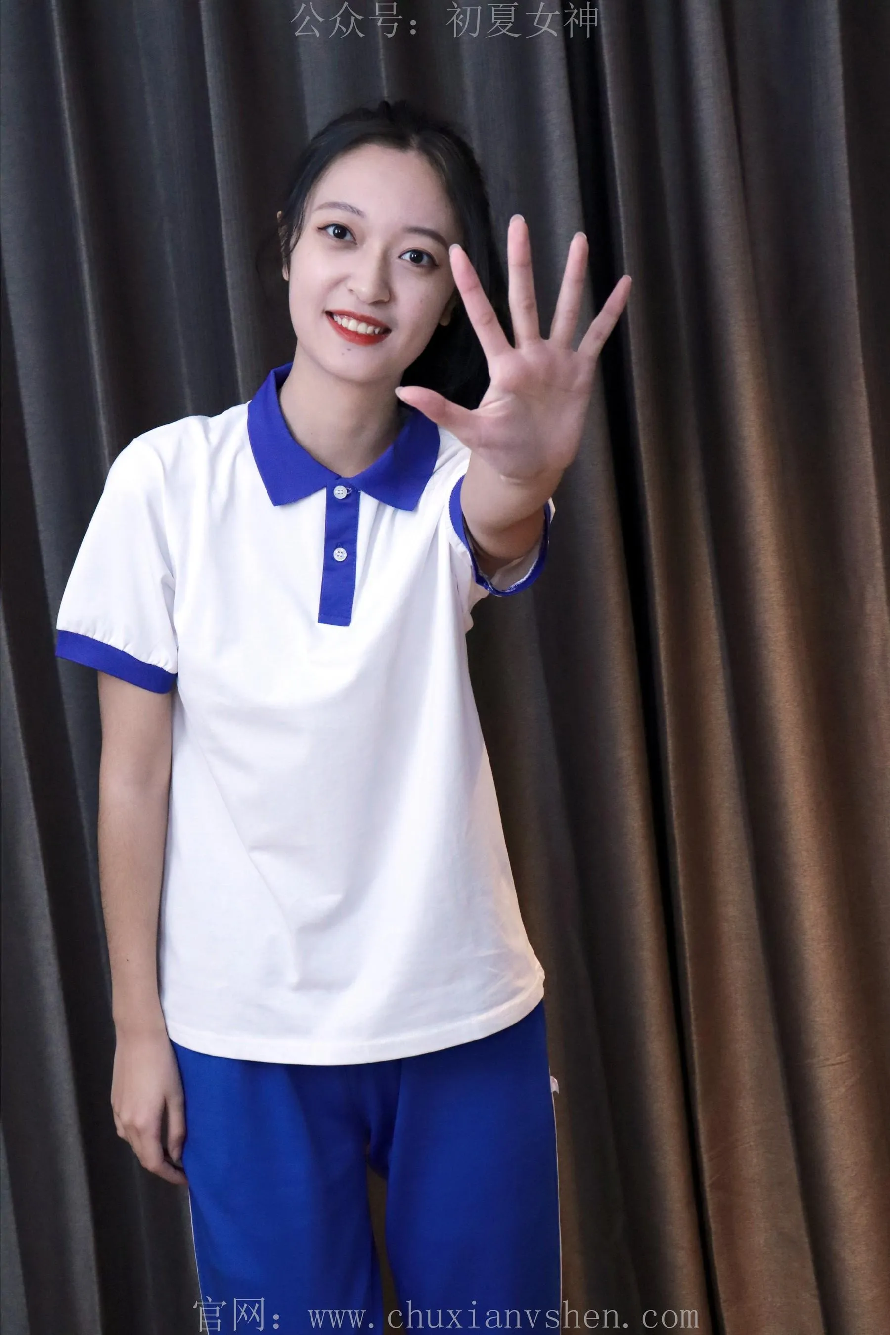 初夏女神 NO.001 依依校服搭配37码运动鞋拍摄 [126P]插图9